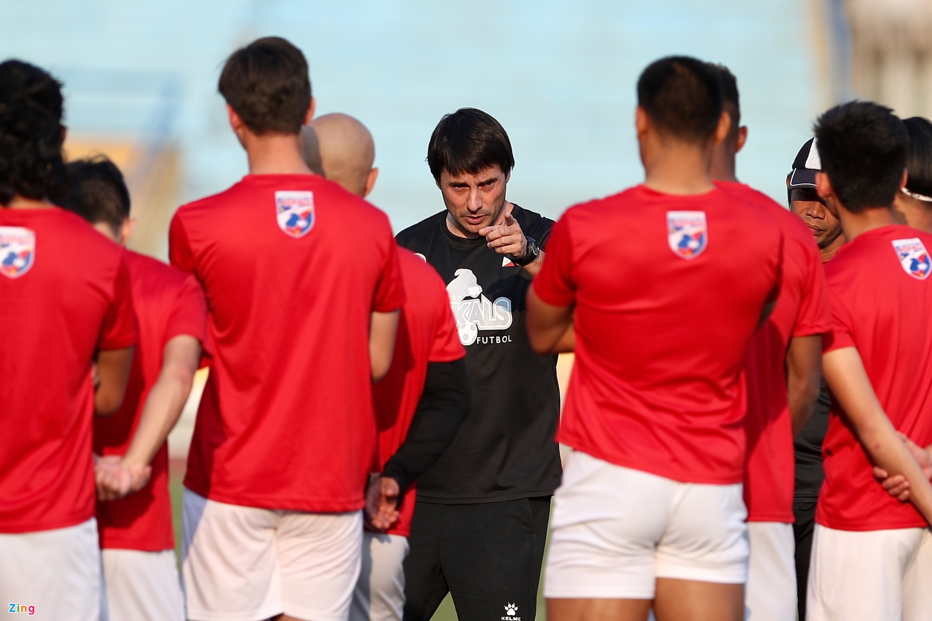 Premier League teams wear poppy badges in honour of Remembrance Day, Football, Sport